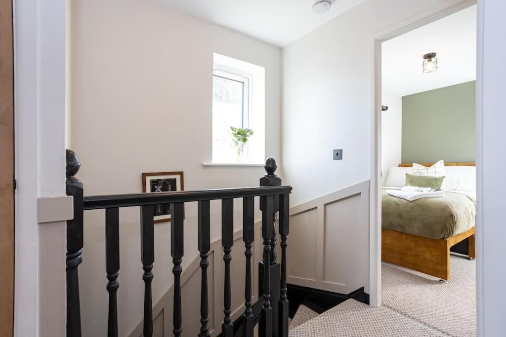 Railway House - Central Warrington - Sleeps 6 Exterior photo