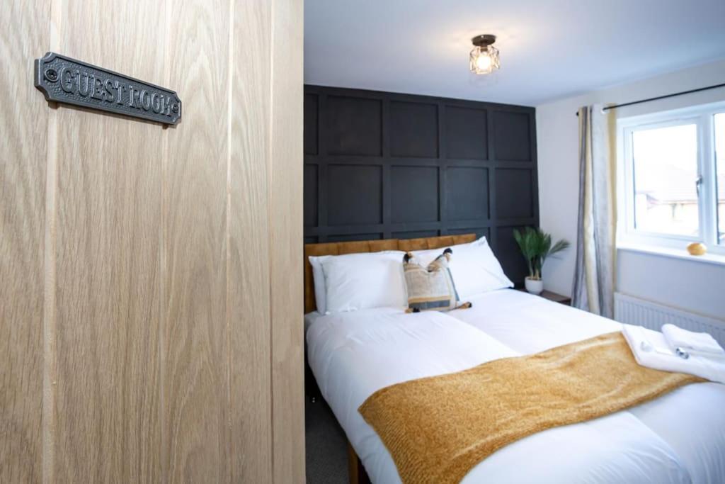 Railway House - Central Warrington - Sleeps 6 Exterior photo