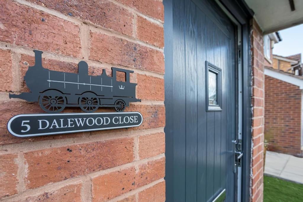 Railway House - Central Warrington - Sleeps 6 Exterior photo