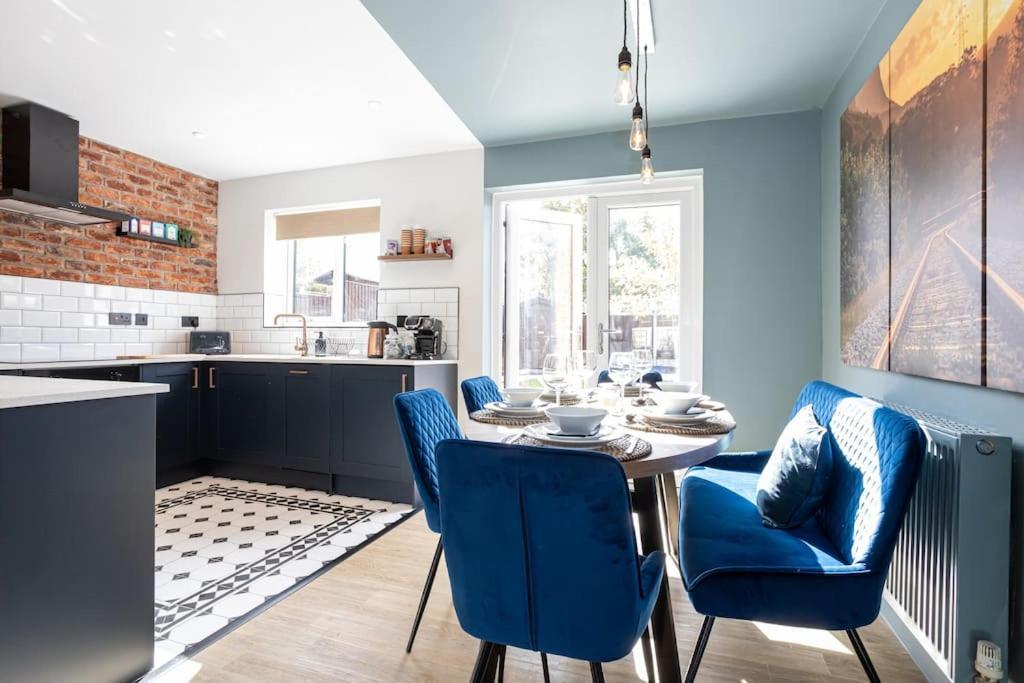 Railway House - Central Warrington - Sleeps 6 Exterior photo