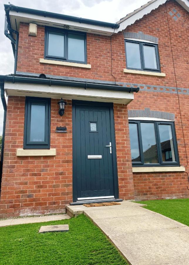 Railway House - Central Warrington - Sleeps 6 Exterior photo